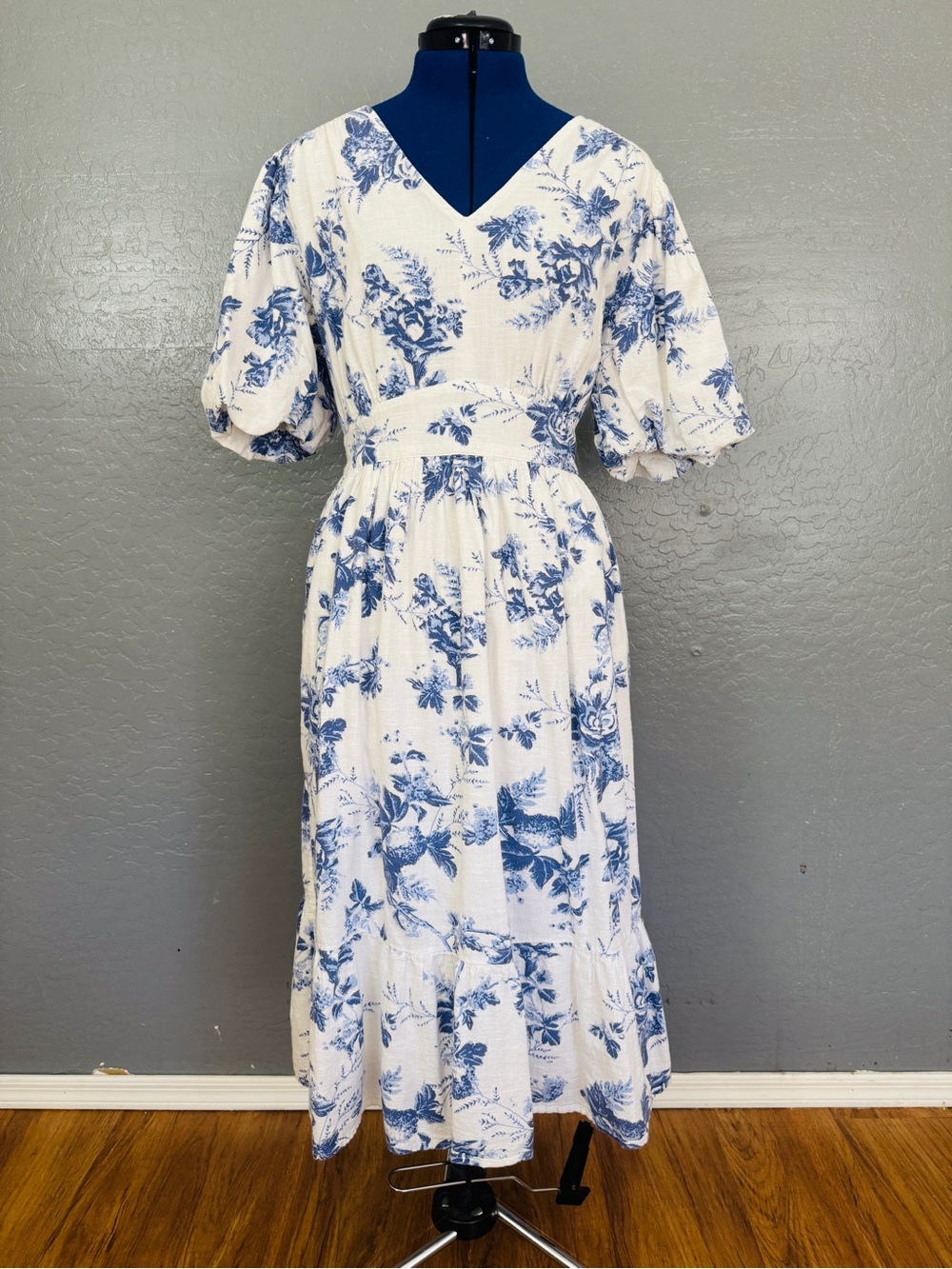 DownEast White and Blue Floral V-Neck Puff Sleeve Midi Dress